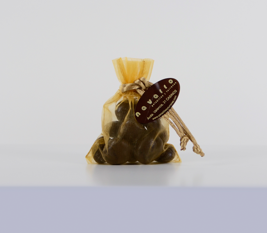 almendra bañada en chocolate conSaquitos seda